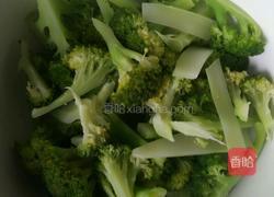 西兰花炒腊肉的做法图解1