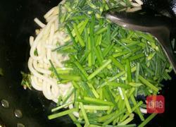 韭菜苔炒粉的做法图解3