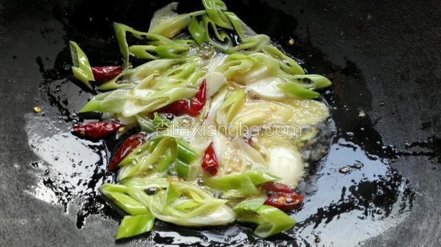 油热后把葱，姜，蒜，红辣椒煸香。