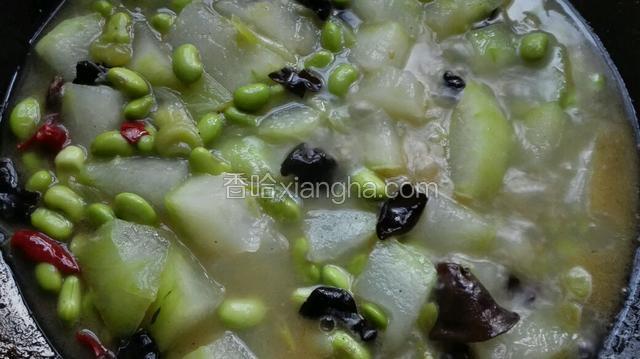 炖熟起锅前加入鸡精即可。