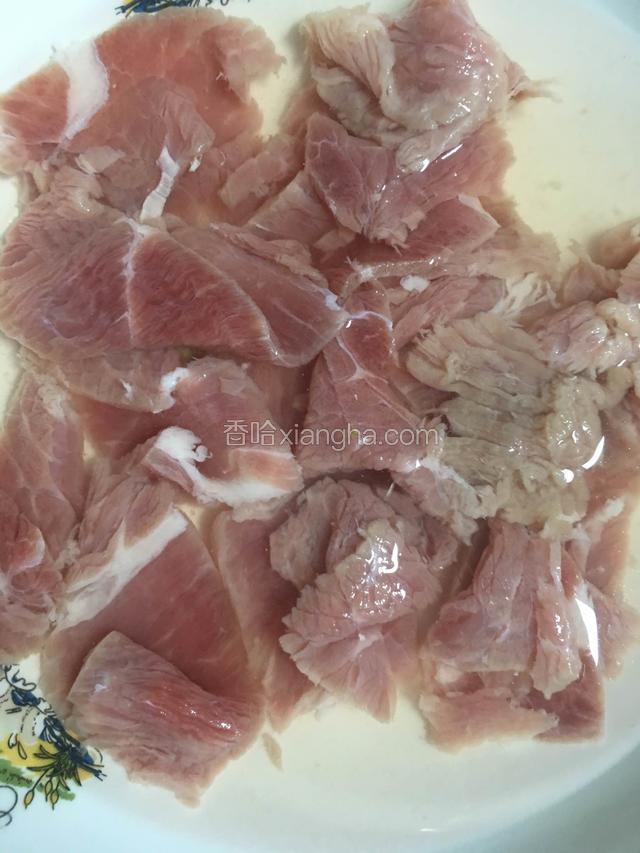 猪里脊肉切片浸去血水；