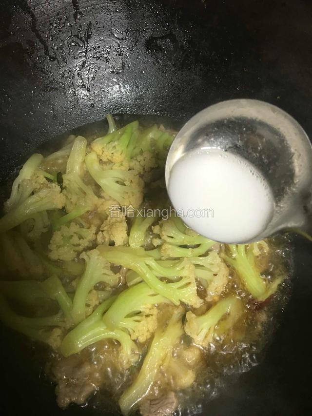 水淀粉勾芡；