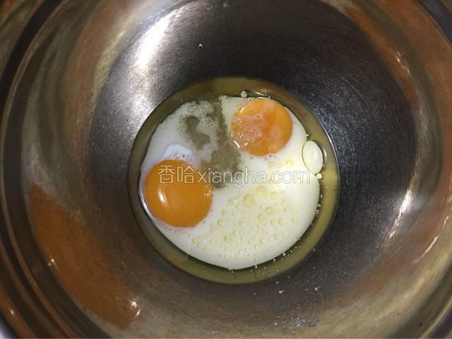 蛋黄中加入牛奶，玉米油，白糖搅拌均匀