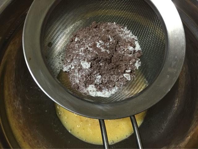 把低筋面粉和可可粉混合筛入（分两次筛入，每次筛入都要拌匀才能再筛入下一次）
