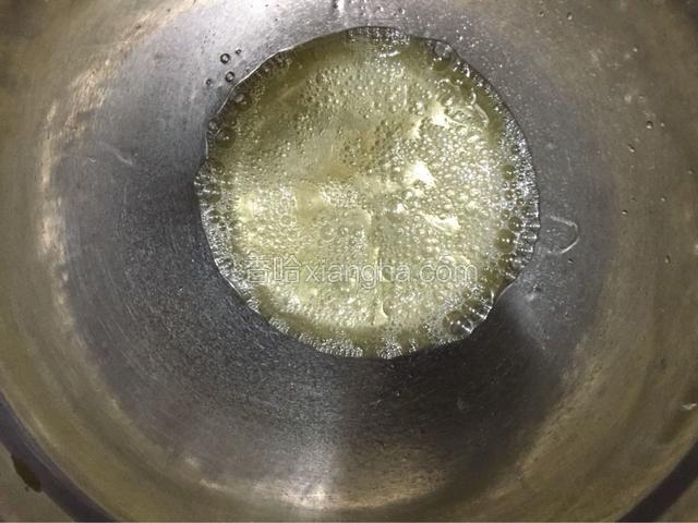 蛋白加入白醋，用电动打蛋器打成粗泡