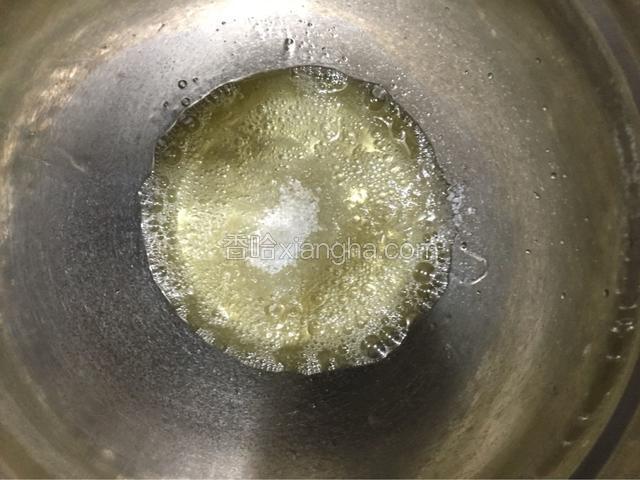 加入白糖（白糖分三次加入），打发至硬性发泡