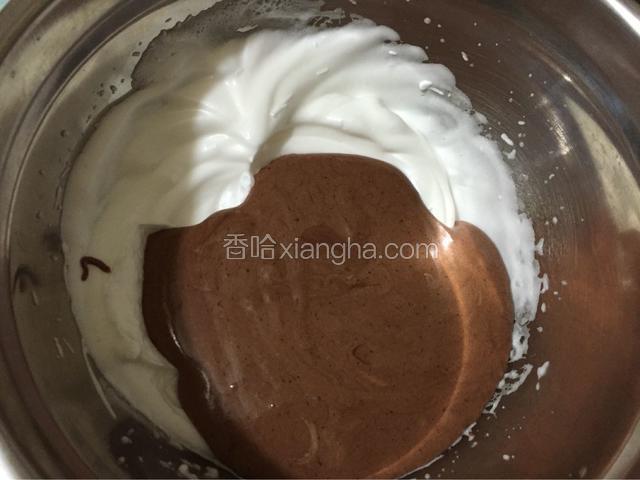 将拌匀的可可糊全部倒入剩下的蛋白霜中拌匀
