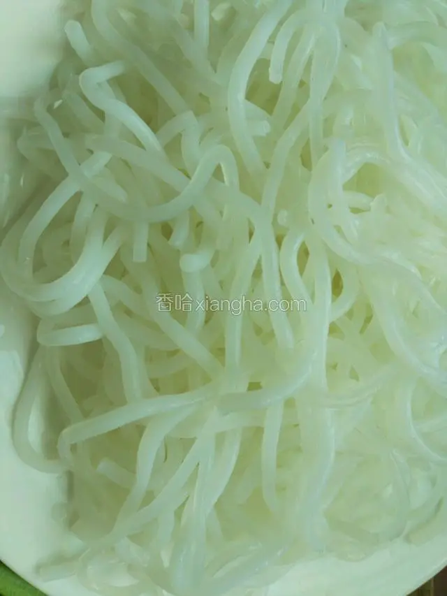 准备粉条，水里浸泡15分钟