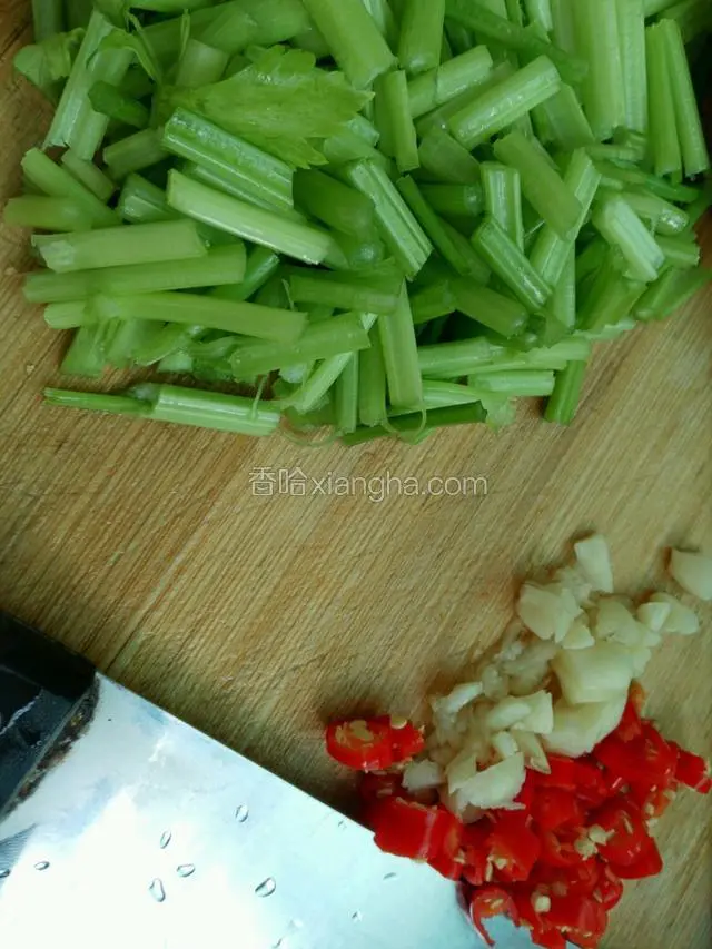 芹菜洗干净，切小段
辣椒、大蒜切碎