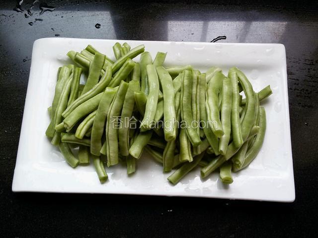 把四季豆揪掉丝洗干净备用。