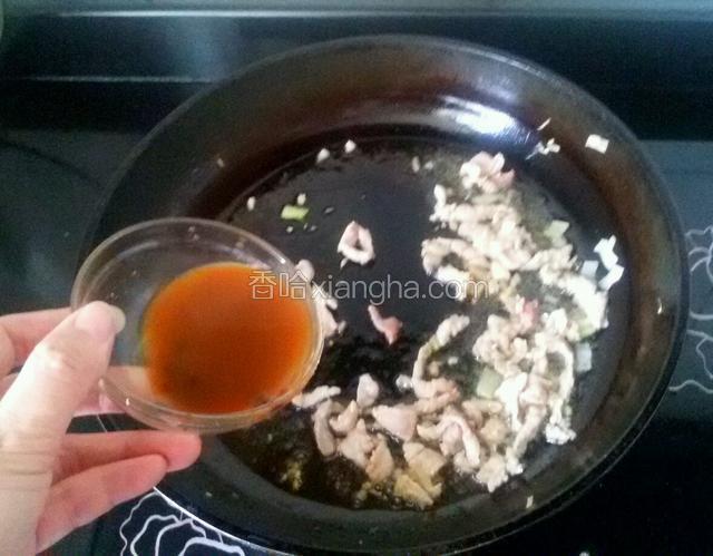 然后把干黄酱倒进去。