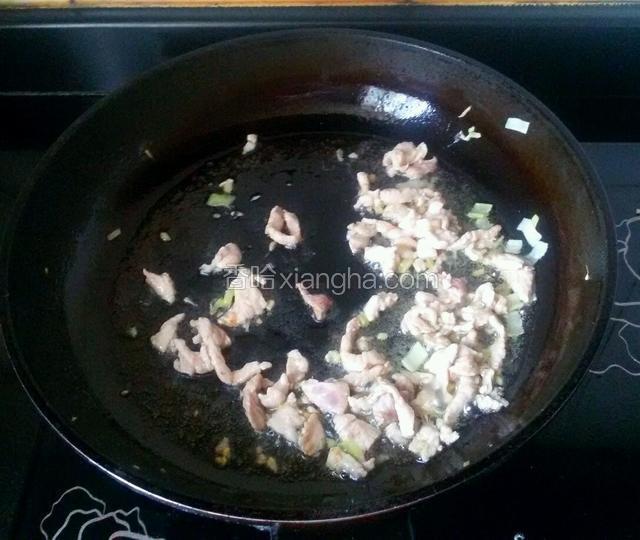 起炒锅，放适量花生油，放肉丝煸炒，炒香后再放入葱姜炒香。