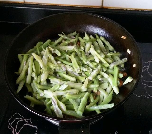 放进去豆角，一定在干黄酱炒香后再放豆角。