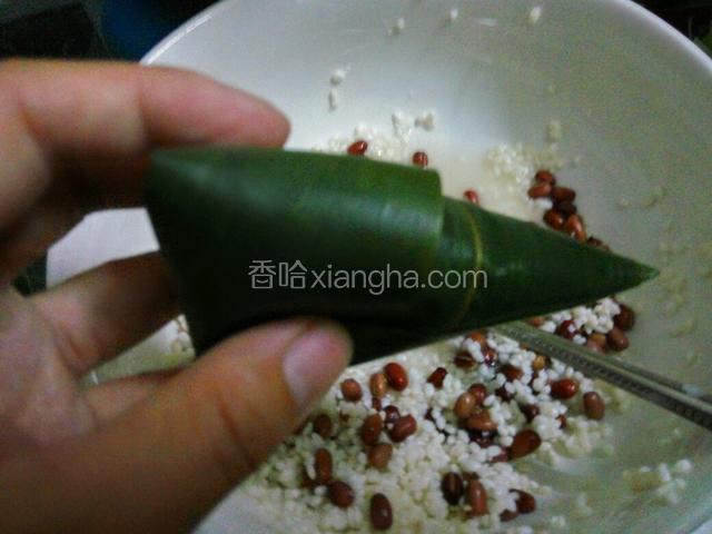 包住后用绳子系紧