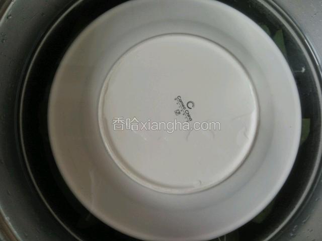 盖上盘子，以防煮沸的时候漏米，煮一个小时左右