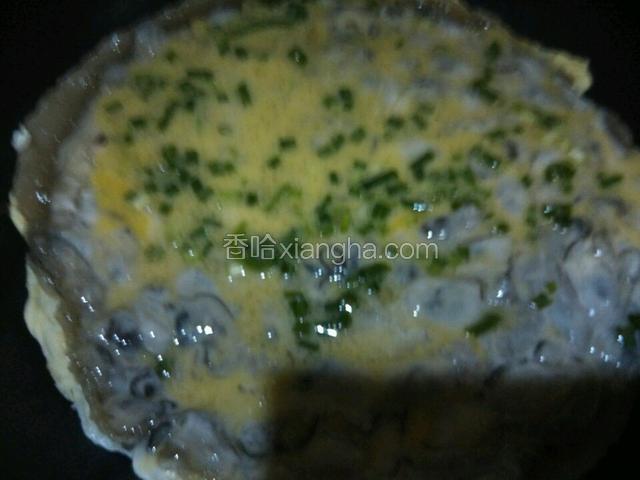 差不多有八分熟时加葱花，鸡蛋糊淋上去