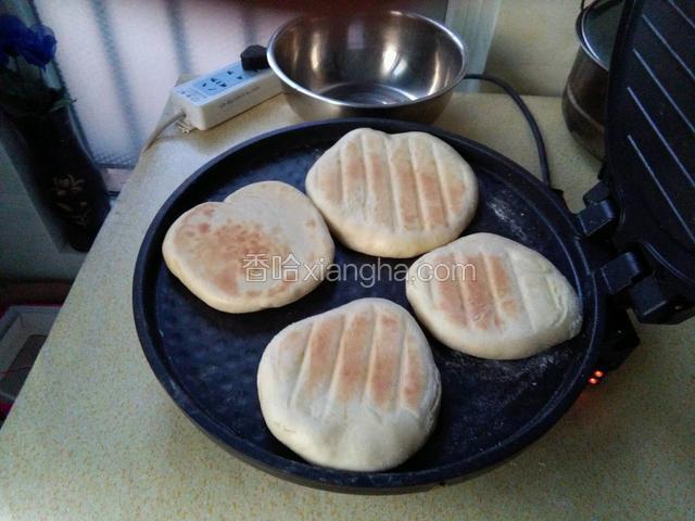 饹到两面金色时，饼就熟了。