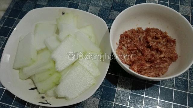 准备好食材，将瘦肉跺碎 冬瓜切片。