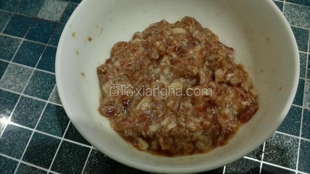 先把瘦肉加点生粉 酱油 蛋清先腌至20分钟。