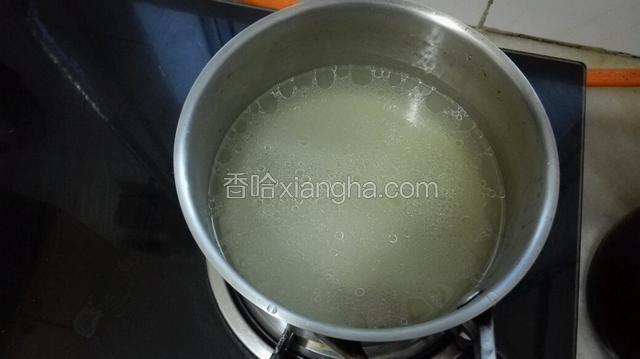 锅里倒入骨头汤或清水煮沸。