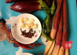 芋头花炒茄子的做法图解1