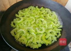 凉拌洋葱苦瓜的做法图解2