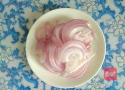 凉拌洋葱苦瓜的做法图解3