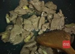 蒜苗红椒炒猪肝的做法图解5
