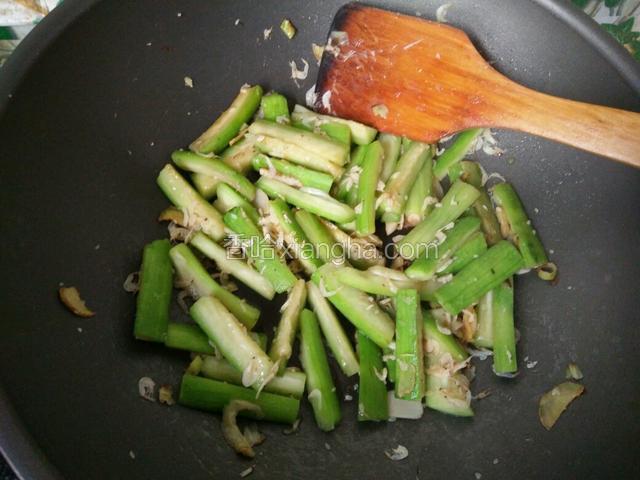 炒至丝瓜一点软烂的时候放虾皮继续翻炒。