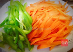 青椒胡萝卜土豆丝的做法图解3