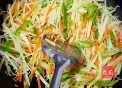 青椒胡萝卜土豆丝的做法图解5