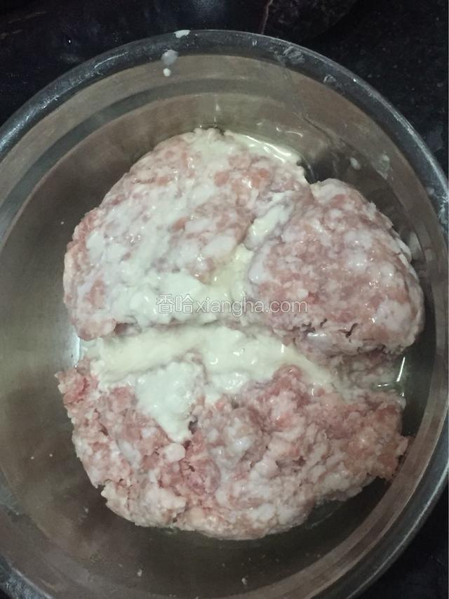 取一个鸡蛋蛋清，适量芡粉，盐，混合均匀（可以加入花椒，少许姜、蒜末味道更好）