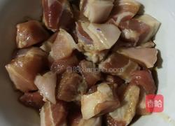 五花肉顿胡萝卜的做法图解1