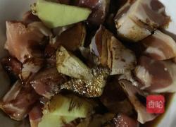 五花肉顿胡萝卜的做法图解2