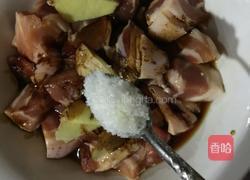 五花肉顿胡萝卜的做法图解3