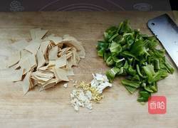 青椒炒豆皮的做法图解1