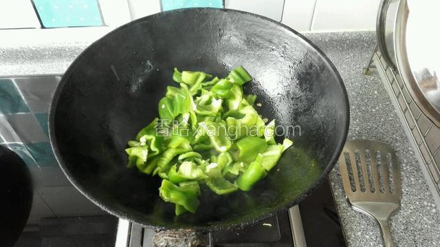 下入青椒块煸炒匀