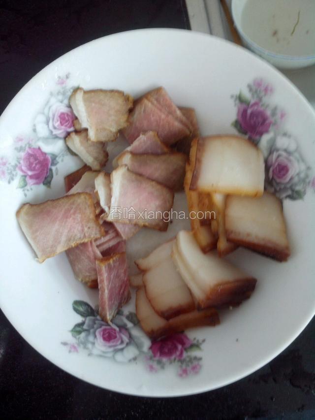 腊肉洗净切片。