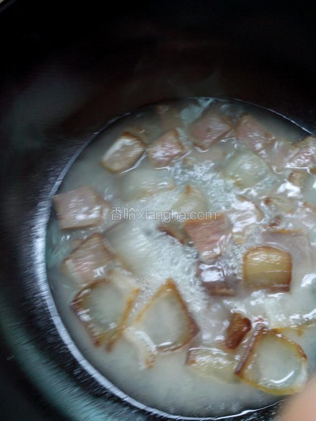 坐锅放水淹过腊肉，将腊肉煮发，水煮干后，小火稍煸出油后盛出待用。（煸时火太太大腊肉会柴）
