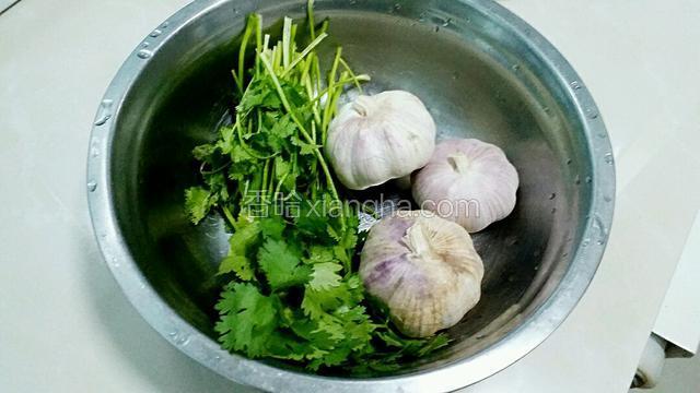再准备一小把香菜和几头大蒜。