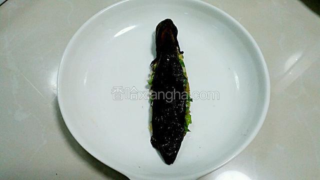 把上半部的茄子盖住。
