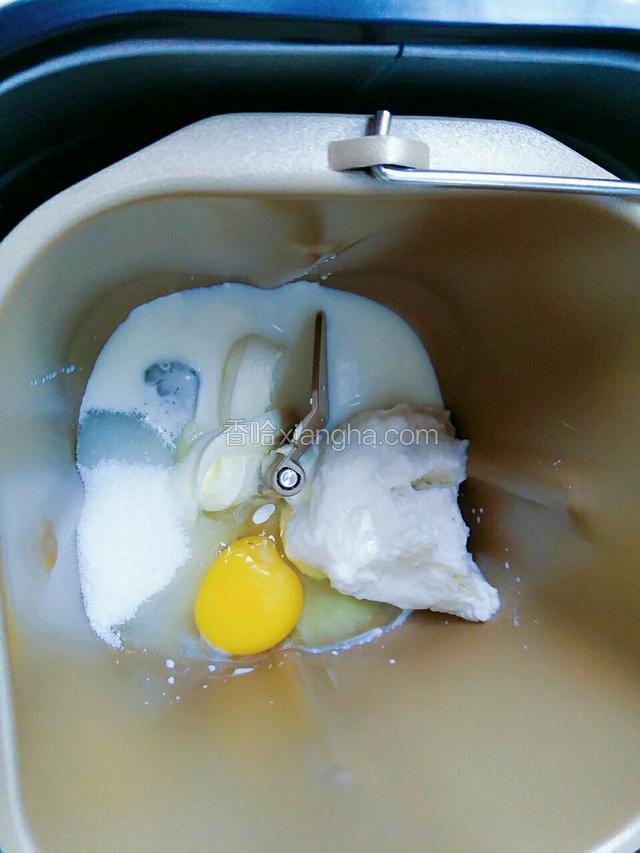 将液体配料及汤种加入面包机内
