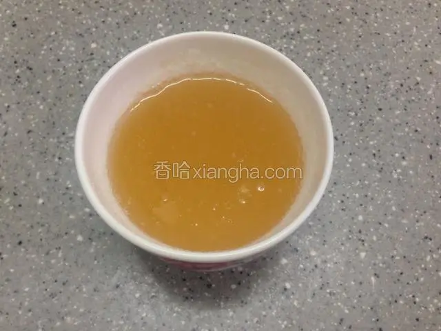 吉利丁加适量纯净水泡软，放入微波炉叮30秒或者隔水加热融化