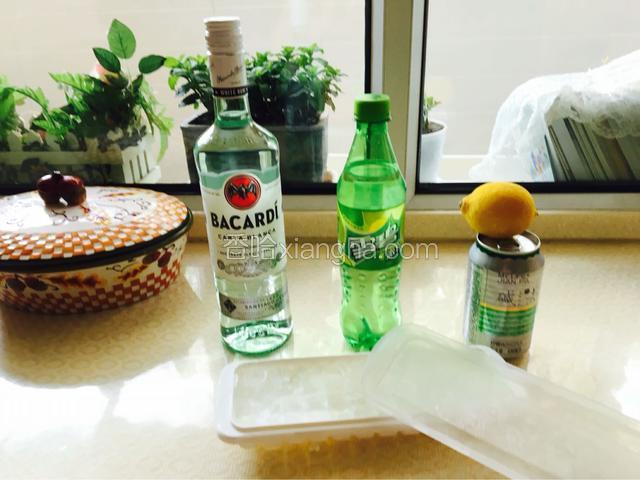 百加得朗姆酒、雪碧、苏打水、柠檬、冰块