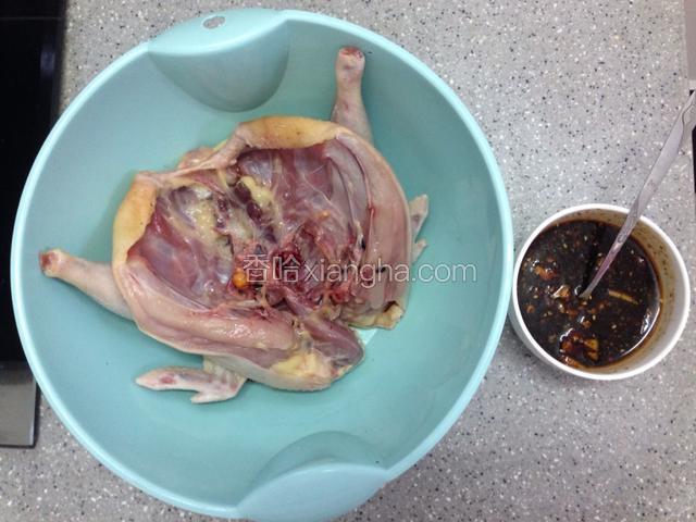 准备好一只鸡，去头去脚洗净沥干水分备用，除黄油外所有材料混合搅拌均匀
