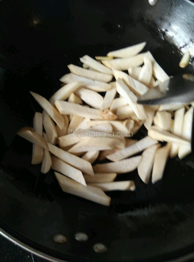 下杏鲍菇炒至变软，加少许盐。