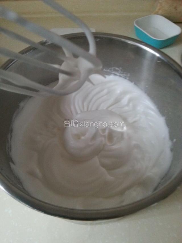 低速搅打至干性发泡，烤箱预热140度。