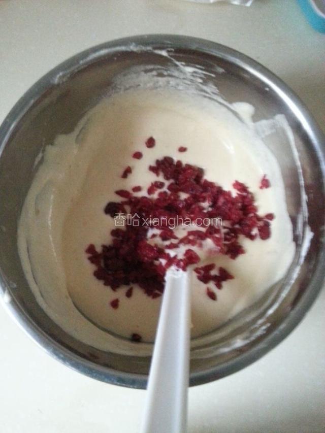 剩余的蛋白倒入蛋黄糊继续切拌均匀，倒入切碎的蔓越梅干，拌匀。