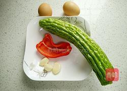 苦瓜炒鸡蛋的做法图解1