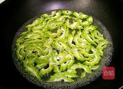 苦瓜炒鸡蛋的做法图解4